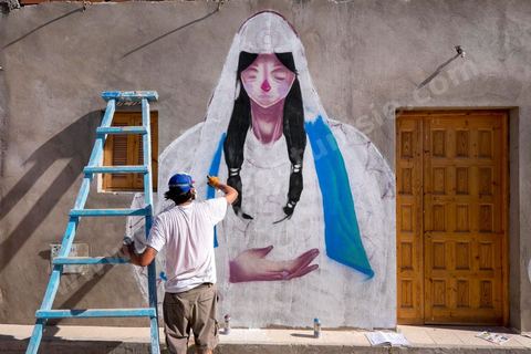 Oeuvres de l'artiste espagnol MALAKKAI pour le Projet DjerbaHood : après la Tour Paris 13, la team Itinerrance dépose ses valises dans un village traditionnel de l’île de Djerba, Erriadh. Depuis le début du mois de juillet, le village d’Erriadh se métamorphose petit à petit pour devenir un véritable musée à ciel ouvert. Une sélection d’artistes des quatre coins du monde ont été invités à s’exprimer dans ce décor unique à l’architecture authentique : murs blancs, portes bleues turquoises, dômes, veilles constructions et divers lieux abandonnés, autant de possibilités qui donneront naissance à des créations uniques aux couleurs locales.