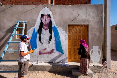 Oeuvres de l'artiste espagnol MALAKKAI pour le Projet DjerbaHood : après la Tour Paris 13, la team Itinerrance dépose ses valises dans un village traditionnel de l’île de Djerba, Erriadh. Depuis le début du mois de juillet, le village d’Erriadh se métamorphose petit à petit pour devenir un véritable musée à ciel ouvert. Une sélection d’artistes des quatre coins du monde ont été invités à s’exprimer dans ce décor unique à l’architecture authentique : murs blancs, portes bleues turquoises, dômes, veilles constructions et divers lieux abandonnés, autant de possibilités qui donneront naissance à des créations uniques aux couleurs locales.