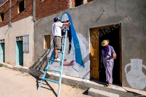 Oeuvres de l'artiste espagnol MALAKKAI pour le Projet DjerbaHood : après la Tour Paris 13, la team Itinerrance dépose ses valises dans un village traditionnel de l’île de Djerba, Erriadh. Depuis le début du mois de juillet, le village d’Erriadh se métamorphose petit à petit pour devenir un véritable musée à ciel ouvert. Une sélection d’artistes des quatre coins du monde ont été invités à s’exprimer dans ce décor unique à l’architecture authentique : murs blancs, portes bleues turquoises, dômes, veilles constructions et divers lieux abandonnés, autant de possibilités qui donneront naissance à des créations uniques aux couleurs locales.