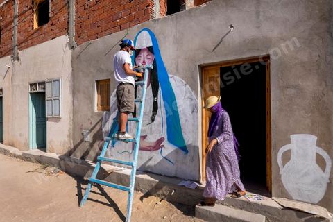 Oeuvres de l'artiste espagnol MALAKKAI pour le Projet DjerbaHood : après la Tour Paris 13, la team Itinerrance dépose ses valises dans un village traditionnel de l’île de Djerba, Erriadh. Depuis le début du mois de juillet, le village d’Erriadh se métamorphose petit à petit pour devenir un véritable musée à ciel ouvert. Une sélection d’artistes des quatre coins du monde ont été invités à s’exprimer dans ce décor unique à l’architecture authentique : murs blancs, portes bleues turquoises, dômes, veilles constructions et divers lieux abandonnés, autant de possibilités qui donneront naissance à des créations uniques aux couleurs locales.