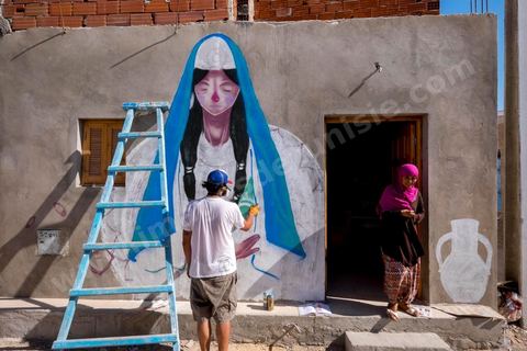 Oeuvres de l'artiste espagnol MALAKKAI pour le Projet DjerbaHood : après la Tour Paris 13, la team Itinerrance dépose ses valises dans un village traditionnel de l’île de Djerba, Erriadh. Depuis le début du mois de juillet, le village d’Erriadh se métamorphose petit à petit pour devenir un véritable musée à ciel ouvert. Une sélection d’artistes des quatre coins du monde ont été invités à s’exprimer dans ce décor unique à l’architecture authentique : murs blancs, portes bleues turquoises, dômes, veilles constructions et divers lieux abandonnés, autant de possibilités qui donneront naissance à des créations uniques aux couleurs locales.
