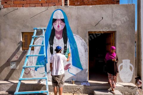 Oeuvres de l'artiste espagnol MALAKKAI pour le Projet DjerbaHood : après la Tour Paris 13, la team Itinerrance dépose ses valises dans un village traditionnel de l’île de Djerba, Erriadh. Depuis le début du mois de juillet, le village d’Erriadh se métamorphose petit à petit pour devenir un véritable musée à ciel ouvert. Une sélection d’artistes des quatre coins du monde ont été invités à s’exprimer dans ce décor unique à l’architecture authentique : murs blancs, portes bleues turquoises, dômes, veilles constructions et divers lieux abandonnés, autant de possibilités qui donneront naissance à des créations uniques aux couleurs locales.