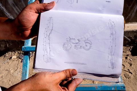 Oeuvres de l'artiste espagnol MALAKKAI pour le Projet DjerbaHood : après la Tour Paris 13, la team Itinerrance dépose ses valises dans un village traditionnel de l’île de Djerba, Erriadh. Depuis le début du mois de juillet, le village d’Erriadh se métamorphose petit à petit pour devenir un véritable musée à ciel ouvert. Une sélection d’artistes des quatre coins du monde ont été invités à s’exprimer dans ce décor unique à l’architecture authentique : murs blancs, portes bleues turquoises, dômes, veilles constructions et divers lieux abandonnés, autant de possibilités qui donneront naissance à des créations uniques aux couleurs locales.