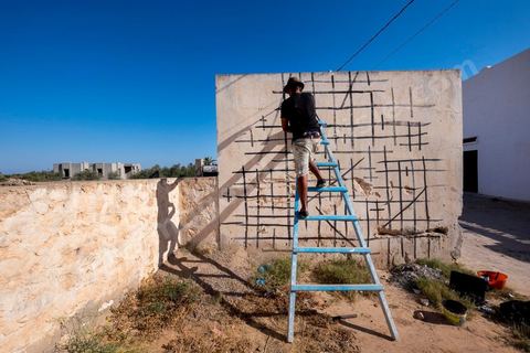 Oeuvres de l'artiste dominicain EVOCA1 pour le Projet DjerbaHood : après la Tour Paris 13, la team Itinerrance dépose ses valises dans un village traditionnel de l’île de Djerba, Erriadh. Depuis le début du mois de juillet, le village d’Erriadh se métamorphose petit à petit pour devenir un véritable musée à ciel ouvert. Une sélection d’artistes des quatre coins du monde ont été invités à s’exprimer dans ce décor unique à l’architecture authentique : murs blancs, portes bleues turquoises, dômes, veilles constructions et divers lieux abandonnés, autant de possibilités qui donneront naissance à des créations uniques aux couleurs locales.