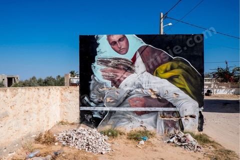 Oeuvres de l'artiste dominicain EVOCA1 pour le Projet DjerbaHood : après la Tour Paris 13, la team Itinerrance dépose ses valises dans un village traditionnel de l’île de Djerba, Erriadh. Depuis le début du mois de juillet, le village d’Erriadh se métamorphose petit à petit pour devenir un véritable musée à ciel ouvert. Une sélection d’artistes des quatre coins du monde ont été invités à s’exprimer dans ce décor unique à l’architecture authentique : murs blancs, portes bleues turquoises, dômes, veilles constructions et divers lieux abandonnés, autant de possibilités qui donneront naissance à des créations uniques aux couleurs locales.