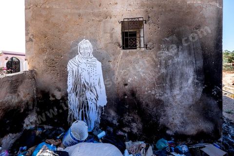 Oeuvres de l'artiste américain SWOON pour le Projet DjerbaHood : après la Tour Paris 13, la team Itinerrance dépose ses valises dans un village traditionnel de l’île de Djerba, Erriadh. Depuis le début du mois de juillet, le village d’Erriadh se métamorphose petit à petit pour devenir un véritable musée à ciel ouvert. Une sélection d’artistes des quatre coins du monde ont été invités à s’exprimer dans ce décor unique à l’architecture authentique : murs blancs, portes bleues turquoises, dômes, veilles constructions et divers lieux abandonnés, autant de possibilités qui donneront naissance à des créations uniques aux couleurs locales.