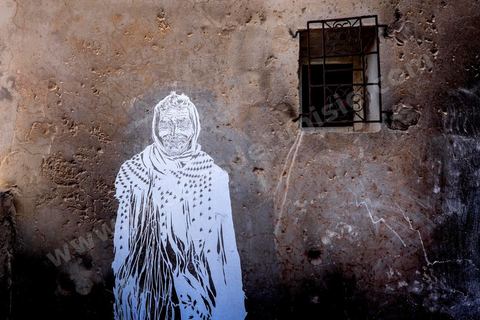Oeuvres de l'artiste américain SWOON pour le Projet DjerbaHood : après la Tour Paris 13, la team Itinerrance dépose ses valises dans un village traditionnel de l’île de Djerba, Erriadh. Depuis le début du mois de juillet, le village d’Erriadh se métamorphose petit à petit pour devenir un véritable musée à ciel ouvert. Une sélection d’artistes des quatre coins du monde ont été invités à s’exprimer dans ce décor unique à l’architecture authentique : murs blancs, portes bleues turquoises, dômes, veilles constructions et divers lieux abandonnés, autant de possibilités qui donneront naissance à des créations uniques aux couleurs locales.