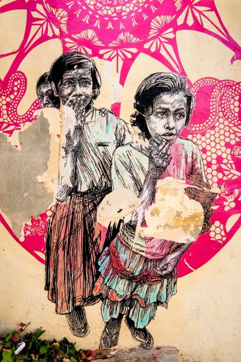 Oeuvres de l'artiste américain SWOON pour le Projet DjerbaHood : après la Tour Paris 13, la team Itinerrance dépose ses valises dans un village traditionnel de l’île de Djerba, Erriadh. Depuis le début du mois de juillet, le village d’Erriadh se métamorphose petit à petit pour devenir un véritable musée à ciel ouvert. Une sélection d’artistes des quatre coins du monde ont été invités à s’exprimer dans ce décor unique à l’architecture authentique : murs blancs, portes bleues turquoises, dômes, veilles constructions et divers lieux abandonnés, autant de possibilités qui donneront naissance à des créations uniques aux couleurs locales.