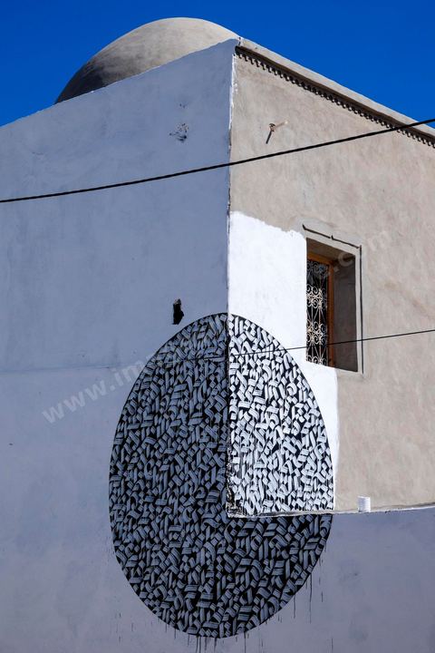 Oeuvres de l'artiste tunisien SHOOF pour le Projet DjerbaHood : après la Tour Paris 13, la team Itinerrance dépose ses valises dans un village traditionnel de l’île de Djerba, Erriadh. Depuis le début du mois de juillet, le village d’Erriadh se métamorphose petit à petit pour devenir un véritable musée à ciel ouvert. Une sélection d’artistes des quatre coins du monde ont été invités à s’exprimer dans ce décor unique à l’architecture authentique : murs blancs, portes bleues turquoises, dômes, veilles constructions et divers lieux abandonnés, autant de possibilités qui donneront naissance à des créations uniques aux couleurs locales.