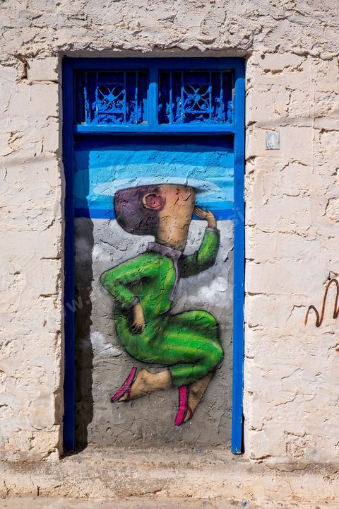 Oeuvres de l'artiste français SETH pour le Projet DjerbaHood : après la Tour Paris 13, la team Itinerrance dépose ses valises dans un village traditionnel de l’île de Djerba, Erriadh. Depuis le début du mois de juillet, le village d’Erriadh se métamorphose petit à petit pour devenir un véritable musée à ciel ouvert. Une sélection d’artistes des quatre coins du monde ont été invités à s’exprimer dans ce décor unique à l’architecture authentique : murs blancs, portes bleues turquoises, dômes, veilles constructions et divers lieux abandonnés, autant de possibilités qui donneront naissance à des créations uniques aux couleurs locales.