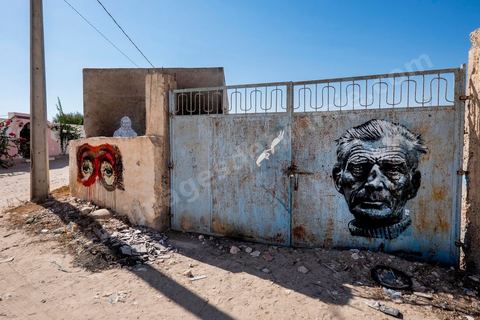 Oeuvres de l'artiste italien ORTICANOODLES pour le Projet DjerbaHood : après la Tour Paris 13, la team Itinerrance dépose ses valises dans un village traditionnel de l’île de Djerba, Erriadh. Depuis le début du mois de juillet, le village d’Erriadh se métamorphose petit à petit pour devenir un véritable musée à ciel ouvert. Une sélection d’artistes des quatre coins du monde ont été invités à s’exprimer dans ce décor unique à l’architecture authentique : murs blancs, portes bleues turquoises, dômes, veilles constructions et divers lieux abandonnés, autant de possibilités qui donneront naissance à des créations uniques aux couleurs locales.