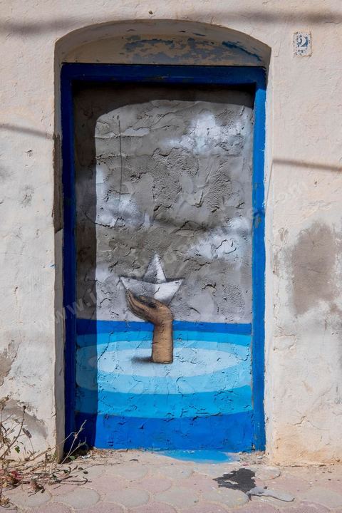 Oeuvres de l'artiste français SETH pour le Projet DjerbaHood : après la Tour Paris 13, la team Itinerrance dépose ses valises dans un village traditionnel de l’île de Djerba, Erriadh. Depuis le début du mois de juillet, le village d’Erriadh se métamorphose petit à petit pour devenir un véritable musée à ciel ouvert. Une sélection d’artistes des quatre coins du monde ont été invités à s’exprimer dans ce décor unique à l’architecture authentique : murs blancs, portes bleues turquoises, dômes, veilles constructions et divers lieux abandonnés, autant de possibilités qui donneront naissance à des créations uniques aux couleurs locales.