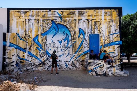 Oeuvres de l'artiste français KANTRE pour le Projet DjerbaHood : après la Tour Paris 13, la team Itinerrance dépose ses valises dans un village traditionnel de l’île de Djerba, Erriadh. Depuis le début du mois de juillet, le village d’Erriadh se métamorphose petit à petit pour devenir un véritable musée à ciel ouvert. Une sélection d’artistes des quatre coins du monde ont été invités à s’exprimer dans ce décor unique à l’architecture authentique : murs blancs, portes bleues turquoises, dômes, veilles constructions et divers lieux abandonnés, autant de possibilités qui donneront naissance à des créations uniques aux couleurs locales.