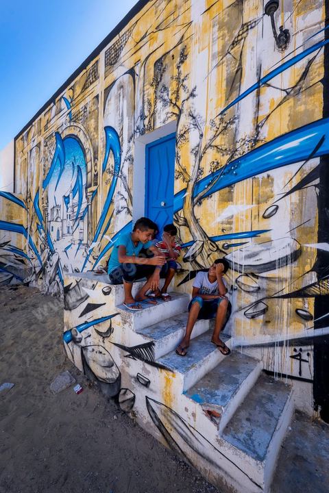 Oeuvres de l'artiste français KATRE pour le Projet DjerbaHood : après la Tour Paris 13, la team Itinerrance dépose ses valises dans un village traditionnel de l’île de Djerba, Erriadh. Depuis le début du mois de juillet, le village d’Erriadh se métamorphose petit à petit pour devenir un véritable musée à ciel ouvert. Une sélection d’artistes des quatre coins du monde ont été invités à s’exprimer dans ce décor unique à l’architecture authentique : murs blancs, portes bleues turquoises, dômes, veilles constructions et divers lieux abandonnés, autant de possibilités qui donneront naissance à des créations uniques aux couleurs locales.