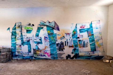 le Projet DjerbaHood : après la Tour Paris 13, la team Itinerrance dépose ses valises dans un village traditionnel de l’île de Djerba, Erriadh. Depuis le début du mois de juillet, le village d’Erriadh se métamorphose petit à petit pour devenir un véritable musée à ciel ouvert. Une sélection d’artistes des quatre coins du monde ont été invités à s’exprimer dans ce décor unique à l’architecture authentique : murs blancs, portes bleues turquoises, dômes, veilles constructions et divers lieux abandonnés, autant de possibilités qui donneront naissance à des créations uniques aux couleurs locales.