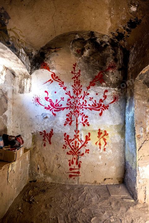 le Projet DjerbaHood : après la Tour Paris 13, la team Itinerrance dépose ses valises dans un village traditionnel de l’île de Djerba, Erriadh. Depuis le début du mois de juillet, le village d’Erriadh se métamorphose petit à petit pour devenir un véritable musée à ciel ouvert. Une sélection d’artistes des quatre coins du monde ont été invités à s’exprimer dans ce décor unique à l’architecture authentique : murs blancs, portes bleues turquoises, dômes, veilles constructions et divers lieux abandonnés, autant de possibilités qui donneront naissance à des créations uniques aux couleurs locales.