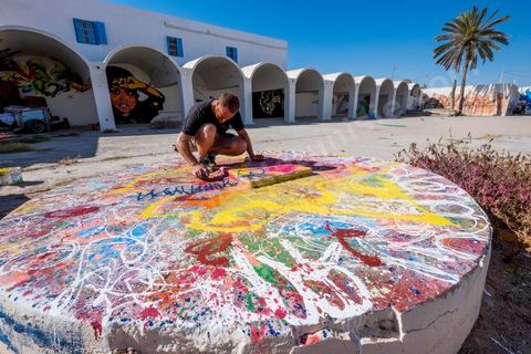 le Projet DjerbaHood : après la Tour Paris 13, la team Itinerrance dépose ses valises dans un village traditionnel de l’île de Djerba, Erriadh. Depuis le début du mois de juillet, le village d’Erriadh se métamorphose petit à petit pour devenir un véritable musée à ciel ouvert. Une sélection d’artistes des quatre coins du monde ont été invités à s’exprimer dans ce décor unique à l’architecture authentique : murs blancs, portes bleues turquoises, dômes, veilles constructions et divers lieux abandonnés, autant de possibilités qui donneront naissance à des créations uniques aux couleurs locales.