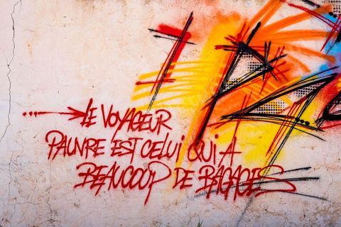 le Projet DjerbaHood : après la Tour Paris 13, la team Itinerrance dépose ses valises dans un village traditionnel de l’île de Djerba, Erriadh. Depuis le début du mois de juillet, le village d’Erriadh se métamorphose petit à petit pour devenir un véritable musée à ciel ouvert. Une sélection d’artistes des quatre coins du monde ont été invités à s’exprimer dans ce décor unique à l’architecture authentique : murs blancs, portes bleues turquoises, dômes, veilles constructions et divers lieux abandonnés, autant de possibilités qui donneront naissance à des créations uniques aux couleurs locales.