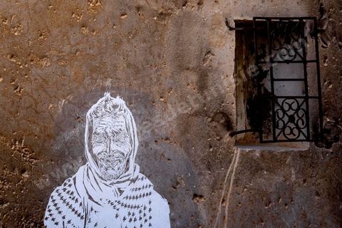 Oeuvres de l'artiste américain SWOON pour le Projet DjerbaHood : après la Tour Paris 13, la team Itinerrance dépose ses valises dans un village traditionnel de l’île de Djerba, Erriadh. Depuis le début du mois de juillet, le village d’Erriadh se métamorphose petit à petit pour devenir un véritable musée à ciel ouvert. Une sélection d’artistes des quatre coins du monde ont été invités à s’exprimer dans ce décor unique à l’architecture authentique : murs blancs, portes bleues turquoises, dômes, veilles constructions et divers lieux abandonnés, autant de possibilités qui donneront naissance à des créations uniques aux couleurs locales.