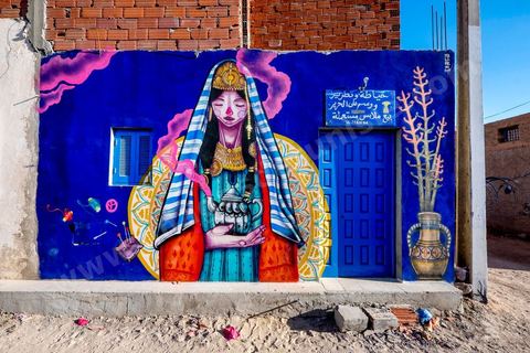 Oeuvres de l'artiste espagnol MALAKKAI pour le Projet DjerbaHood : après la Tour Paris 13, la team Itinerrance dépose ses valises dans un village traditionnel de l’île de Djerba, Erriadh. Depuis le début du mois de juillet, le village d’Erriadh se métamorphose petit à petit pour devenir un véritable musée à ciel ouvert. Une sélection d’artistes des quatre coins du monde ont été invités à s’exprimer dans ce décor unique à l’architecture authentique : murs blancs, portes bleues turquoises, dômes, veilles constructions et divers lieux abandonnés, autant de possibilités qui donneront naissance à des créations uniques aux couleurs locales.