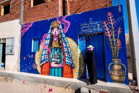 Oeuvres de l'artiste espagnol MALAKKAI pour le Projet DjerbaHood : après la Tour Paris 13, la team Itinerrance dépose ses valises dans un village traditionnel de l’île de Djerba, Erriadh. Depuis le début du mois de juillet, le village d’Erriadh se métamorphose petit à petit pour devenir un véritable musée à ciel ouvert. Une sélection d’artistes des quatre coins du monde ont été invités à s’exprimer dans ce décor unique à l’architecture authentique : murs blancs, portes bleues turquoises, dômes, veilles constructions et divers lieux abandonnés, autant de possibilités qui donneront naissance à des créations uniques aux couleurs locales.