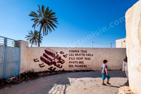 Oeuvres de l'artiste polonais M-CITY pour le Projet DjerbaHood : après la Tour Paris 13, la team Itinerrance dépose ses valises dans un village traditionnel de l’île de Djerba, Erriadh. Depuis le début du mois de juillet, le village d’Erriadh se métamorphose petit à petit pour devenir un véritable musée à ciel ouvert. Une sélection d’artistes des quatre coins du monde ont été invités à s’exprimer dans ce décor unique à l’architecture authentique : murs blancs, portes bleues turquoises, dômes, veilles constructions et divers lieux abandonnés, autant de possibilités qui donneront naissance à des créations uniques aux couleurs locales.