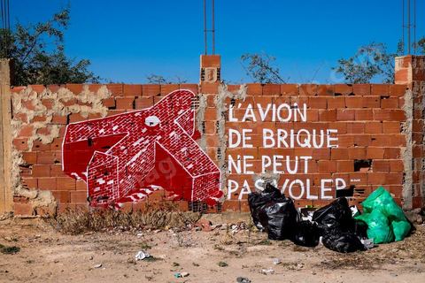 Oeuvres de l'artiste polonais M-CITY pour le Projet DjerbaHood : après la Tour Paris 13, la team Itinerrance dépose ses valises dans un village traditionnel de l’île de Djerba, Erriadh. Depuis le début du mois de juillet, le village d’Erriadh se métamorphose petit à petit pour devenir un véritable musée à ciel ouvert. Une sélection d’artistes des quatre coins du monde ont été invités à s’exprimer dans ce décor unique à l’architecture authentique : murs blancs, portes bleues turquoises, dômes, veilles constructions et divers lieux abandonnés, autant de possibilités qui donneront naissance à des créations uniques aux couleurs locales.
