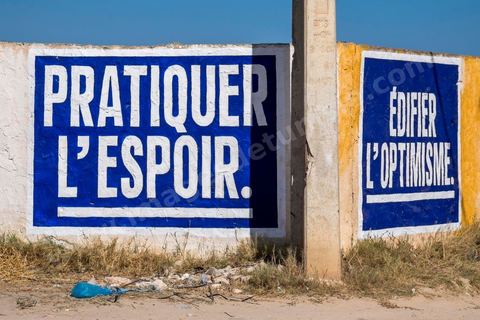 Oeuvres de l'artiste français SEAN HART pour le Projet DjerbaHood : après la Tour Paris 13, la team Itinerrance dépose ses valises dans un village traditionnel de l’île de Djerba, Erriadh. Depuis le début du mois de juillet, le village d’Erriadh se métamorphose petit à petit pour devenir un véritable musée à ciel ouvert. Une sélection d’artistes des quatre coins du monde ont été invités à s’exprimer dans ce décor unique à l’architecture authentique : murs blancs, portes bleues turquoises, dômes, veilles constructions et divers lieux abandonnés, autant de possibilités qui donneront naissance à des créations uniques aux couleurs locales.