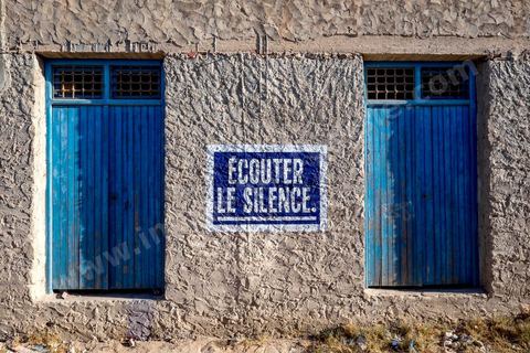 Oeuvres de l'artiste français SEAN HART pour le Projet DjerbaHood : après la Tour Paris 13, la team Itinerrance dépose ses valises dans un village traditionnel de l’île de Djerba, Erriadh. Depuis le début du mois de juillet, le village d’Erriadh se métamorphose petit à petit pour devenir un véritable musée à ciel ouvert. Une sélection d’artistes des quatre coins du monde ont été invités à s’exprimer dans ce décor unique à l’architecture authentique : murs blancs, portes bleues turquoises, dômes, veilles constructions et divers lieux abandonnés, autant de possibilités qui donneront naissance à des créations uniques aux couleurs locales.