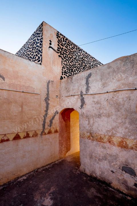 Oeuvres de l'artiste tunisien SHOOF pour le Projet DjerbaHood : après la Tour Paris 13, la team Itinerrance dépose ses valises dans un village traditionnel de l’île de Djerba, Erriadh. Depuis le début du mois de juillet, le village d’Erriadh se métamorphose petit à petit pour devenir un véritable musée à ciel ouvert. Une sélection d’artistes des quatre coins du monde ont été invités à s’exprimer dans ce décor unique à l’architecture authentique : murs blancs, portes bleues turquoises, dômes, veilles constructions et divers lieux abandonnés, autant de possibilités qui donneront naissance à des créations uniques aux couleurs locales.