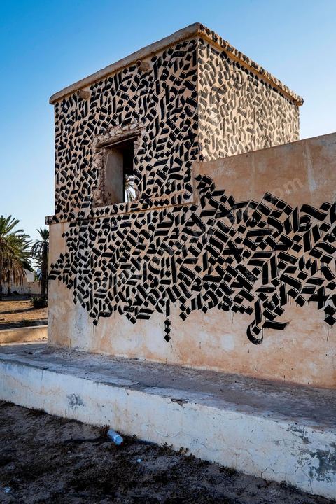 Oeuvres de l'artiste tunisien SHOOF pour le Projet DjerbaHood : après la Tour Paris 13, la team Itinerrance dépose ses valises dans un village traditionnel de l’île de Djerba, Erriadh. Depuis le début du mois de juillet, le village d’Erriadh se métamorphose petit à petit pour devenir un véritable musée à ciel ouvert. Une sélection d’artistes des quatre coins du monde ont été invités à s’exprimer dans ce décor unique à l’architecture authentique : murs blancs, portes bleues turquoises, dômes, veilles constructions et divers lieux abandonnés, autant de possibilités qui donneront naissance à des créations uniques aux couleurs locales.