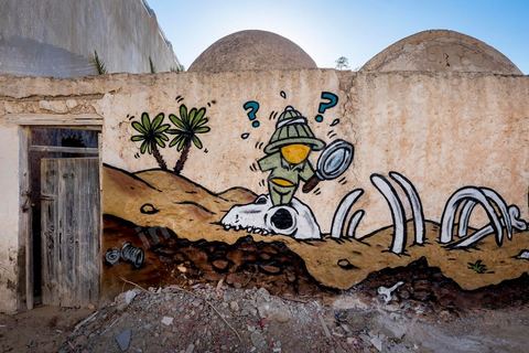 Oeuvres de l'artiste réunionnais JACE pour le Projet DjerbaHood : après la Tour Paris 13, la team Itinerrance dépose ses valises dans un village traditionnel de l’île de Djerba, Erriadh. Depuis le début du mois de juillet, le village d’Erriadh se métamorphose petit à petit pour devenir un véritable musée à ciel ouvert. Une sélection d’artistes des quatre coins du monde ont été invités à s’exprimer dans ce décor unique à l’architecture authentique : murs blancs, portes bleues turquoises, dômes, veilles constructions et divers lieux abandonnés, autant de possibilités qui donneront naissance à des créations uniques aux couleurs locales.