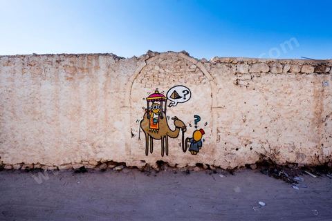Oeuvres de l'artiste réunionnais JACE pour le Projet DjerbaHood : après la Tour Paris 13, la team Itinerrance dépose ses valises dans un village traditionnel de l’île de Djerba, Erriadh. Depuis le début du mois de juillet, le village d’Erriadh se métamorphose petit à petit pour devenir un véritable musée à ciel ouvert. Une sélection d’artistes des quatre coins du monde ont été invités à s’exprimer dans ce décor unique à l’architecture authentique : murs blancs, portes bleues turquoises, dômes, veilles constructions et divers lieux abandonnés, autant de possibilités qui donneront naissance à des créations uniques aux couleurs locales.