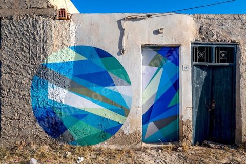 Oeuvres de l'artiste russe WAIS1 pour le Projet DjerbaHood : après la Tour Paris 13, la team Itinerrance dépose ses valises dans un village traditionnel de l’île de Djerba, Erriadh. Depuis le début du mois de juillet, le village d’Erriadh se métamorphose petit à petit pour devenir un véritable musée à ciel ouvert. Une sélection d’artistes des quatre coins du monde ont été invités à s’exprimer dans ce décor unique à l’architecture authentique : murs blancs, portes bleues turquoises, dômes, veilles constructions et divers lieux abandonnés, autant de possibilités qui donneront naissance à des créations uniques aux couleurs locales.