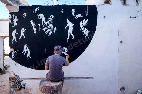 Oeuvres de l'artiste espagnol DAVID DE LA MANO pour le Projet DjerbaHood : après la Tour Paris 13, la team Itinerrance dépose ses valises dans un village traditionnel de l’île de Djerba, Erriadh. Depuis le début du mois de juillet, le village d’Erriadh se métamorphose petit à petit pour devenir un véritable musée à ciel ouvert. Une sélection d’artistes des quatre coins du monde ont été invités à s’exprimer dans ce décor unique à l’architecture authentique : murs blancs, portes bleues turquoises, dômes, veilles constructions et divers lieux abandonnés, autant de possibilités qui donneront naissance à des créations uniques aux couleurs locales.