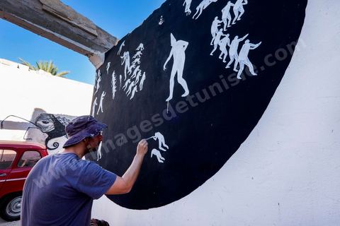 Oeuvres de l'artiste espagnol DAVID DE LA MANO pour le Projet DjerbaHood : après la Tour Paris 13, la team Itinerrance dépose ses valises dans un village traditionnel de l’île de Djerba, Erriadh. Depuis le début du mois de juillet, le village d’Erriadh se métamorphose petit à petit pour devenir un véritable musée à ciel ouvert. Une sélection d’artistes des quatre coins du monde ont été invités à s’exprimer dans ce décor unique à l’architecture authentique : murs blancs, portes bleues turquoises, dômes, veilles constructions et divers lieux abandonnés, autant de possibilités qui donneront naissance à des créations uniques aux couleurs locales.