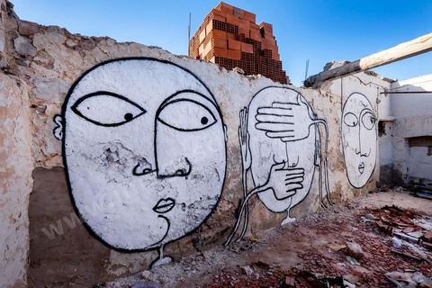 Oeuvres de l'artiste tunisien WISSEM EL-ABED pour le Projet DjerbaHood : après la Tour Paris 13, la team Itinerrance dépose ses valises dans un village traditionnel de l’île de Djerba, Erriadh. Depuis le début du mois de juillet, le village d’Erriadh se métamorphose petit à petit pour devenir un véritable musée à ciel ouvert. Une sélection d’artistes des quatre coins du monde ont été invités à s’exprimer dans ce décor unique à l’architecture authentique : murs blancs, portes bleues turquoises, dômes, veilles constructions et divers lieux abandonnés, autant de possibilités qui donneront naissance à des créations uniques aux couleurs locales.