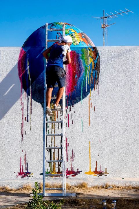 Oeuvres de l'artiste français BRUSK pour le Projet DjerbaHood : après la Tour Paris 13, la team Itinerrance dépose ses valises dans un village traditionnel de l’île de Djerba, Erriadh. Depuis le début du mois de juillet, le village d’Erriadh se métamorphose petit à petit pour devenir un véritable musée à ciel ouvert. Une sélection d’artistes des quatre coins du monde ont été invités à s’exprimer dans ce décor unique à l’architecture authentique : murs blancs, portes bleues turquoises, dômes, veilles constructions et divers lieux abandonnés, autant de possibilités qui donneront naissance à des créations uniques aux couleurs locales.