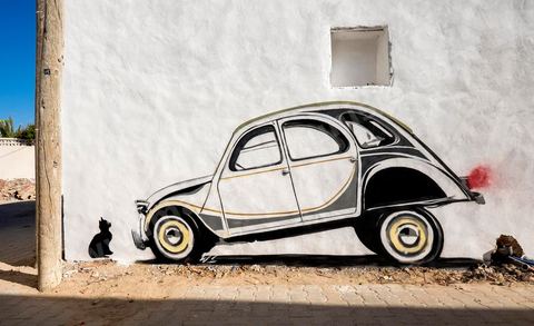 Oeuvres de l'artiste tunisien WISIGN pour le Projet DjerbaHood : après la Tour Paris 13, la team Itinerrance dépose ses valises dans un village traditionnel de l’île de Djerba, Erriadh. Depuis le début du mois de juillet, le village d’Erriadh se métamorphose petit à petit pour devenir un véritable musée à ciel ouvert. Une sélection d’artistes des quatre coins du monde ont été invités à s’exprimer dans ce décor unique à l’architecture authentique : murs blancs, portes bleues turquoises, dômes, veilles constructions et divers lieux abandonnés, autant de possibilités qui donneront naissance à des créations uniques aux couleurs locales.