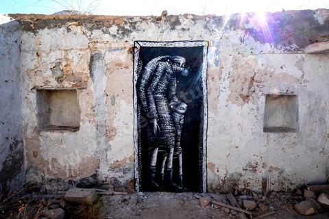 Oeuvres de l'artiste anglais PHLEGM pour le Projet DjerbaHood : après la Tour Paris 13, la team Itinerrance dépose ses valises dans un village traditionnel de l’île de Djerba, Erriadh. Depuis le début du mois de juillet, le village d’Erriadh se métamorphose petit à petit pour devenir un véritable musée à ciel ouvert. Une sélection d’artistes des quatre coins du monde ont été invités à s’exprimer dans ce décor unique à l’architecture authentique : murs blancs, portes bleues turquoises, dômes, veilles constructions et divers lieux abandonnés, autant de possibilités qui donneront naissance à des créations uniques aux couleurs locales.