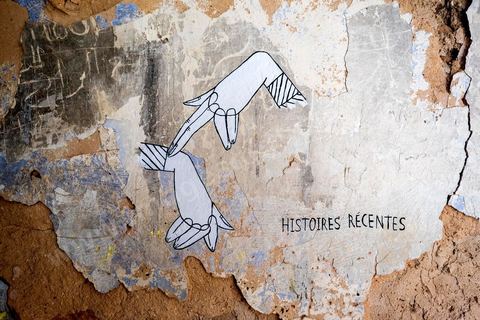Oeuvres de l'artiste américain KNOW HOPE pour le Projet DjerbaHood : après la Tour Paris 13, la team Itinerrance dépose ses valises dans un village traditionnel de l’île de Djerba, Erriadh. Depuis le début du mois de juillet, le village d’Erriadh se métamorphose petit à petit pour devenir un véritable musée à ciel ouvert. Une sélection d’artistes des quatre coins du monde ont été invités à s’exprimer dans ce décor unique à l’architecture authentique : murs blancs, portes bleues turquoises, dômes, veilles constructions et divers lieux abandonnés, autant de possibilités qui donneront naissance à des créations uniques aux couleurs locales.