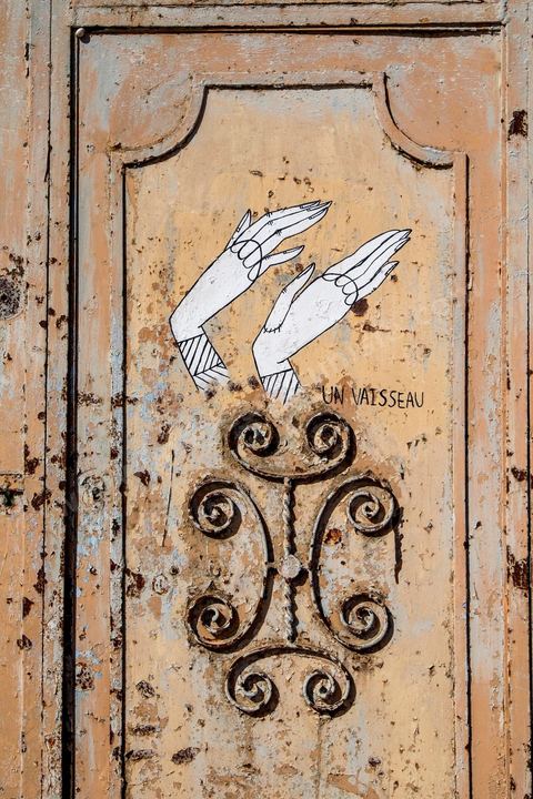 Oeuvres de l'artiste américain KNOW HOPE pour le Projet DjerbaHood : après la Tour Paris 13, la team Itinerrance dépose ses valises dans un village traditionnel de l’île de Djerba, Erriadh. Depuis le début du mois de juillet, le village d’Erriadh se métamorphose petit à petit pour devenir un véritable musée à ciel ouvert. Une sélection d’artistes des quatre coins du monde ont été invités à s’exprimer dans ce décor unique à l’architecture authentique : murs blancs, portes bleues turquoises, dômes, veilles constructions et divers lieux abandonnés, autant de possibilités qui donneront naissance à des créations uniques aux couleurs locales.