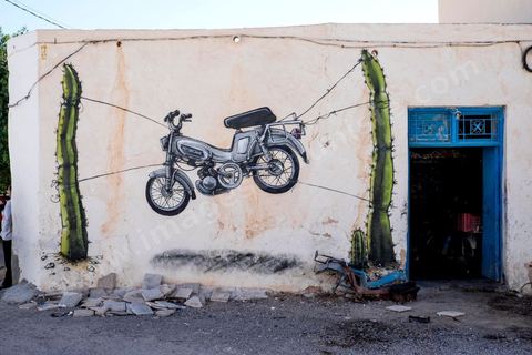 Oeuvres de l'artiste espagnol MALAKKAI pour le Projet DjerbaHood : après la Tour Paris 13, la team Itinerrance dépose ses valises dans un village traditionnel de l’île de Djerba, Erriadh. Depuis le début du mois de juillet, le village d’Erriadh se métamorphose petit à petit pour devenir un véritable musée à ciel ouvert. Une sélection d’artistes des quatre coins du monde ont été invités à s’exprimer dans ce décor unique à l’architecture authentique : murs blancs, portes bleues turquoises, dômes, veilles constructions et divers lieux abandonnés, autant de possibilités qui donneront naissance à des créations uniques aux couleurs locales.