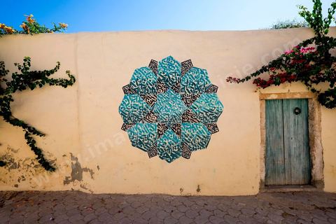 Oeuvres de l'artiste tunisien INKMAN pour le Projet DjerbaHood : après la Tour Paris 13, la team Itinerrance dépose ses valises dans un village traditionnel de l’île de Djerba, Erriadh. Depuis le début du mois de juillet, le village d’Erriadh se métamorphose petit à petit pour devenir un véritable musée à ciel ouvert. Une sélection d’artistes des quatre coins du monde ont été invités à s’exprimer dans ce décor unique à l’architecture authentique : murs blancs, portes bleues turquoises, dômes, veilles constructions et divers lieux abandonnés, autant de possibilités qui donneront naissance à des créations uniques aux couleurs locales.