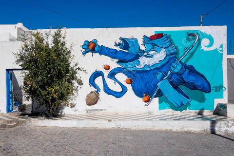 Oeuvres de l'artiste saoudien DEYAA pour le Projet DjerbaHood : après la Tour Paris 13, la team Itinerrance dépose ses valises dans un village traditionnel de l’île de Djerba, Erriadh. Depuis le début du mois de juillet, le village d’Erriadh se métamorphose petit à petit pour devenir un véritable musée à ciel ouvert. Une sélection d’artistes des quatre coins du monde ont été invités à s’exprimer dans ce décor unique à l’architecture authentique : murs blancs, portes bleues turquoises, dômes, veilles constructions et divers lieux abandonnés, autant de possibilités qui donneront naissance à des créations uniques aux couleurs locales.
