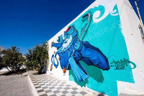 Oeuvres de l'artiste saoudien DEYAA pour le Projet DjerbaHood : après la Tour Paris 13, la team Itinerrance dépose ses valises dans un village traditionnel de l’île de Djerba, Erriadh. Depuis le début du mois de juillet, le village d’Erriadh se métamorphose petit à petit pour devenir un véritable musée à ciel ouvert. Une sélection d’artistes des quatre coins du monde ont été invités à s’exprimer dans ce décor unique à l’architecture authentique : murs blancs, portes bleues turquoises, dômes, veilles constructions et divers lieux abandonnés, autant de possibilités qui donneront naissance à des créations uniques aux couleurs locales.