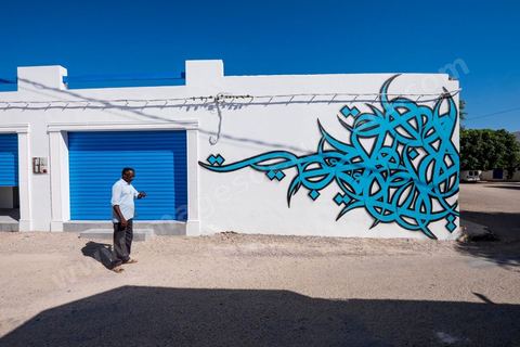 Oeuvres de l'artiste tunisien EL SEED pour le Projet DjerbaHood : après la Tour Paris 13, la team Itinerrance dépose ses valises dans un village traditionnel de l’île de Djerba, Erriadh. Depuis le début du mois de juillet, le village d’Erriadh se métamorphose petit à petit pour devenir un véritable musée à ciel ouvert. Une sélection d’artistes des quatre coins du monde ont été invités à s’exprimer dans ce décor unique à l’architecture authentique : murs blancs, portes bleues turquoises, dômes, veilles constructions et divers lieux abandonnés, autant de possibilités qui donneront naissance à des créations uniques aux couleurs locales.