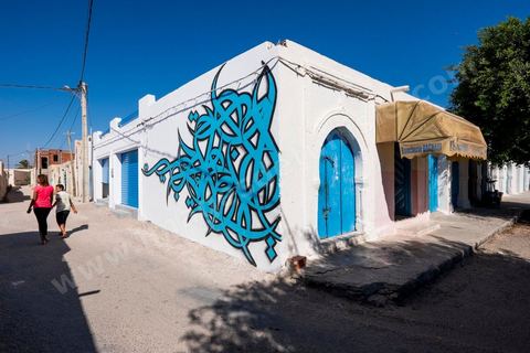 Oeuvres de l'artiste tunisien EL SEED pour le Projet DjerbaHood : après la Tour Paris 13, la team Itinerrance dépose ses valises dans un village traditionnel de l’île de Djerba, Erriadh. Depuis le début du mois de juillet, le village d’Erriadh se métamorphose petit à petit pour devenir un véritable musée à ciel ouvert. Une sélection d’artistes des quatre coins du monde ont été invités à s’exprimer dans ce décor unique à l’architecture authentique : murs blancs, portes bleues turquoises, dômes, veilles constructions et divers lieux abandonnés, autant de possibilités qui donneront naissance à des créations uniques aux couleurs locales.