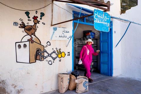 Oeuvres de l'artiste réunionnais JACE pour le Projet DjerbaHood : après la Tour Paris 13, la team Itinerrance dépose ses valises dans un village traditionnel de l’île de Djerba, Erriadh. Depuis le début du mois de juillet, le village d’Erriadh se métamorphose petit à petit pour devenir un véritable musée à ciel ouvert. Une sélection d’artistes des quatre coins du monde ont été invités à s’exprimer dans ce décor unique à l’architecture authentique : murs blancs, portes bleues turquoises, dômes, veilles constructions et divers lieux abandonnés, autant de possibilités qui donneront naissance à des créations uniques aux couleurs locales.