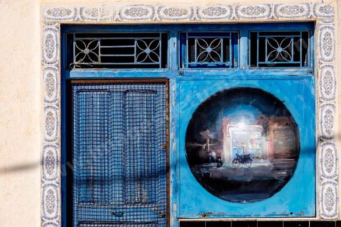 Oeuvres de l'artiste espagnol Sebastian VELASCO pour le Projet DjerbaHood : après la Tour Paris 13, la team Itinerrance dépose ses valises dans un village traditionnel de l’île de Djerba, Erriadh. Depuis le début du mois de juillet, le village d’Erriadh se métamorphose petit à petit pour devenir un véritable musée à ciel ouvert. Une sélection d’artistes des quatre coins du monde ont été invités à s’exprimer dans ce décor unique à l’architecture authentique : murs blancs, portes bleues turquoises, dômes, veilles constructions et divers lieux abandonnés, autant de possibilités qui donneront naissance à des créations uniques aux couleurs locales.